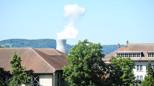 Die Dampfwolke des Schweizer Kernkraftwerks Leibstadt ist hinter dem Waldshuter Kornhaus-Parkhaus zu sehen.