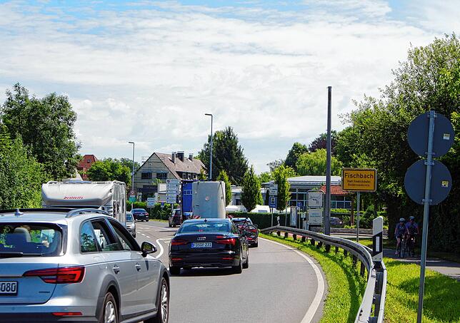 Noch fließt dichter Verkehr durch Fischbach.