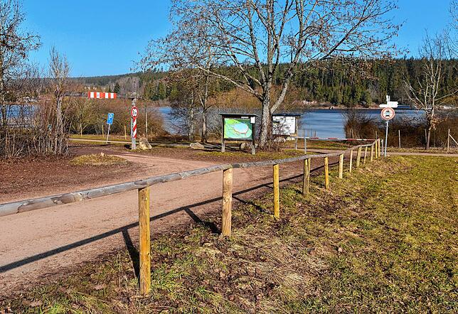 Die Kette ist weg, die Zufahrt zum Süd-Parkplatz wieder möglich.