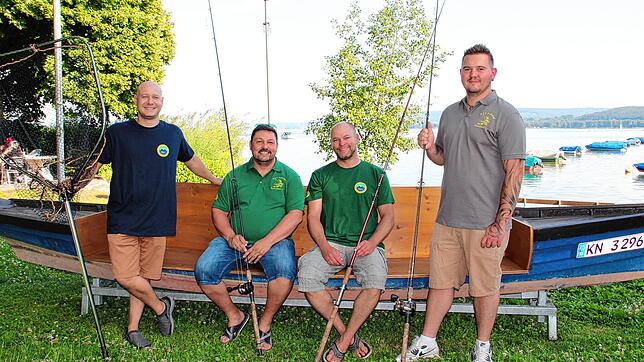 Der Vorstand des ASV Radolfzell freut sich auf das Fischerfest: (von links) Philipp Weidele (Platzwart), Martin Toch (Festwart), Uwe ...