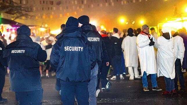 Sicherheitskräfte beim Hemdglonkerumzug am Mittwochabend: Bis auf wenige Ausnahmen erlebten sie einen ruhigen Abend.