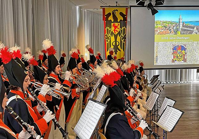 Drei Zapfenstreiche von Beethoven und ein schwedischer Reitermarsch: Die Musik der Stadtkapelle in historischen Uniformen spiegle ...