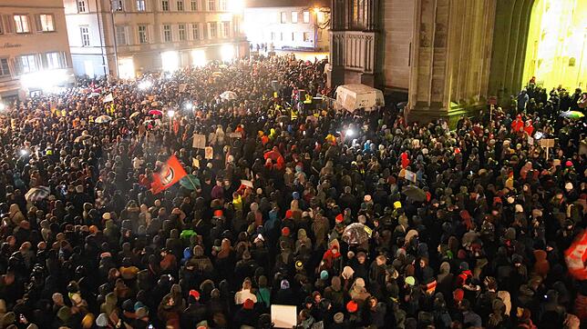 Als drei von tausenden auch dabei bei der Demo gegen rechts auf dem Konstanzer Münsterplatz: Die Angeordneten Nese Erikli, Lina Seitzl ...