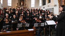 Die beiden Kirchenchöre aus Dogern und Eiken, unter der Leitung von Christine Böhler und Simone Küpfer, unternehmen mit ihren Zuhörern ...