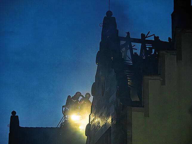 Bild 2: Nach dem Großbrand in Konstanz: Der Einsatz geht in seine zweite Nacht