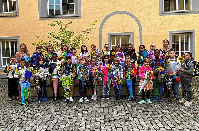 Hier posieren stolze Erstklässler mit ihren Klassenlehrerinnen Anna Brüggemann und Aline Strecker fürs Erinnerungsfoto vom Einschulungstag.