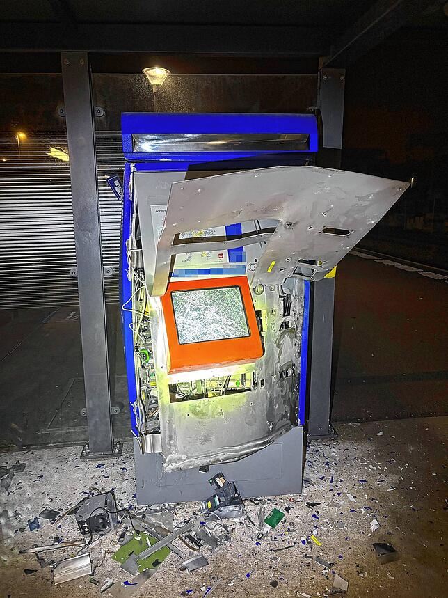 Am frühen Morgen des 29. Dezember 2024 haben Unbekannte am Bahnhof Kreuzlingen-Bernrain einen Fahrkartenautomaten regelrecht aufgesprengt.