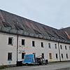 Gebäude Fallenbrunnen 18 steht seit zehn Jahren leer. Der marode Kasernenbau soll zur Schule samt Kita umgebaut werden (Archivbild).