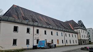 Gebäude Fallenbrunnen 18 steht seit zehn Jahren leer. Der marode Kasernenbau soll zur Schule samt Kita umgebaut werden (Archivbild).