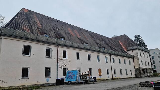 Gebäude Fallenbrunnen 18 steht seit zehn Jahren leer. Der marode Kasernenbau soll zur Schule samt Kita umgebaut werden (Archivbild).