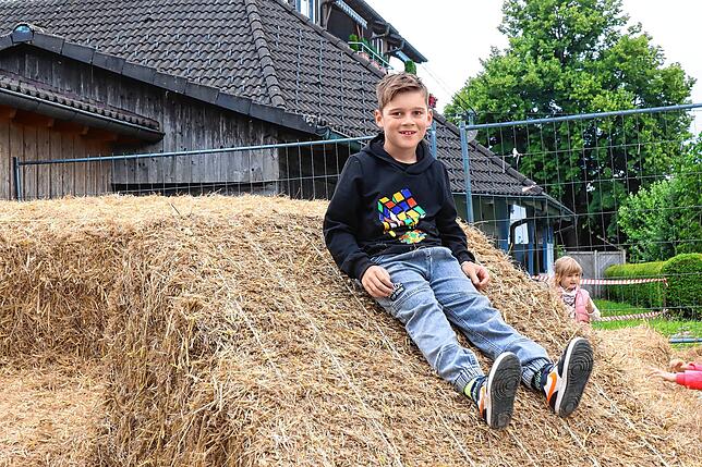 Mick erobert den Strohballenspielplatz. Besonders hat es ihm die originelle Rutsche angetan.