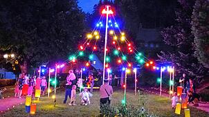 Unzählige bunte Lichter und Lampions erhellten den Kurpark beim Todtmooser Lichterfest.