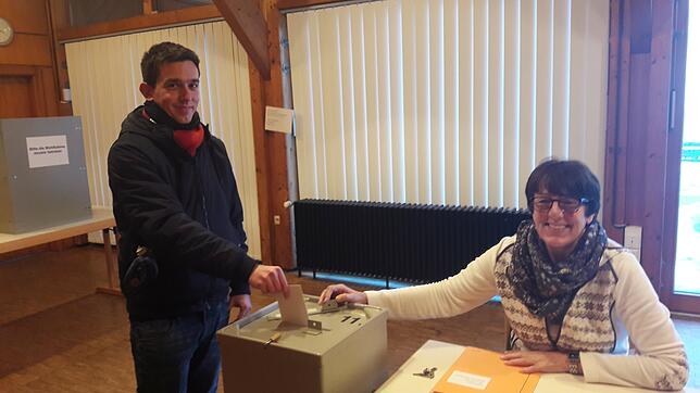 In Ittendorf gibt Stefano Grassini seine Stimme ab. Wahlhelferin Renate Deimling ist über die Wahlbeteiligung in dem Ortsteil ...