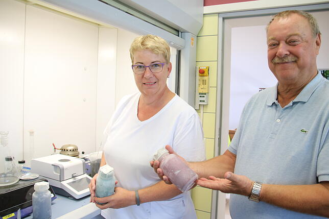 Blau, grün und rot: Regina Eberle (links) und Wolfgang Drobig (rechts) zeigen eingefrorene Abwasserproben des Radolfzeller ...