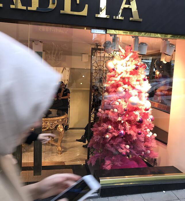 In vielen Istanbuler Geschäften sind die Schaufenster mit Weihnachtsschmuck und Christbäumen dekoriert.