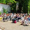 Langanhaltenden Applaus gibt es von den Besuchern beim ersten Kurgartenkonzert für das Posaunenensemble. Bild: Roland Dürrhammer