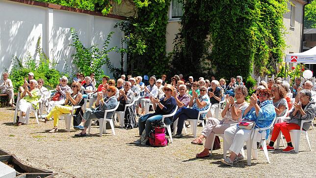 Langanhaltenden Applaus gibt es von den Besuchern beim ersten Kurgartenkonzert für das Posaunenensemble. Bild: Roland Dürrhammer