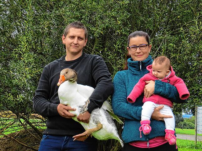 Bei Familie Möller-Löhle gehören die Tiere quasi zur Familie: (von links) Thorsten Möller, Jennifer Löhle und Jana-Mailine.