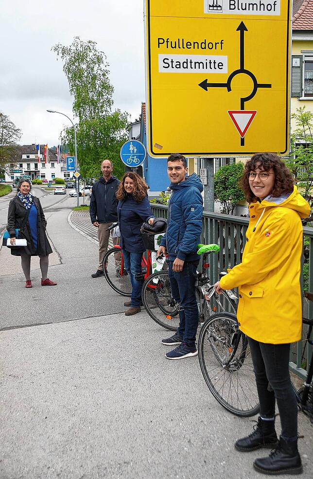 Marina Steiner und Carsten Tilsner von der Stadt Stockach, Sabrina Molkenthin, Leiterin des Umweltzentrums mit den FSÖ‘lern Teresa ...