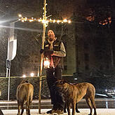 Udo Schulz mit seinem beleuchteten Holzkreuz und zwei seiner drei , Cane Corso-Hunden.