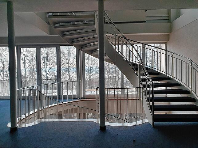 Coronakrise überwunden, geht es jetzt wieder aufwärts? Bild im Treppenhaus des Bürotrakts auf dem Kramer-Areal.