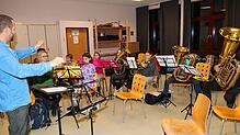 Im Hauptorchester, aber auch wie hier im Bild zu sehen bei den Zöglingen des Musikvereins Unterkirnach, laufen die Proben unter Leitung ...
