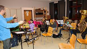 Im Hauptorchester, aber auch wie hier im Bild zu sehen bei den Zöglingen des Musikvereins Unterkirnach, laufen die Proben unter Leitung ...