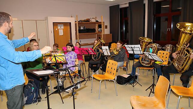 Im Hauptorchester, aber auch wie hier im Bild zu sehen bei den Zöglingen des Musikvereins Unterkirnach, laufen die Proben unter Leitung ...