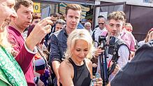 Eric Philippi (hinten, mittig) mit seiner Verlobten Michelle, die ihm zuletzt in schweren Zeiten eine große Stütze war.