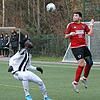 Kopf hoch: Der Bad Bellinger Tim Schillinger (rechts) steigt gegen den Laufenburger Paul Mendy zum Kopfball hoch. Der SV 08 Laufenburg ...