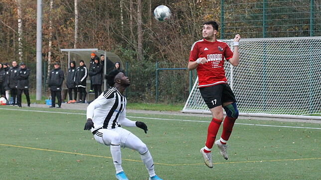 Kopf hoch: Der Bad Bellinger Tim Schillinger (rechts) steigt gegen den Laufenburger Paul Mendy zum Kopfball hoch. Der SV 08 Laufenburg ...