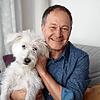 Sorgt gerade für ordentlich Abwechslung in seinem Leben, ebenso wie der Wahlkampf: Hans-Peter Storz mit Hündin Lotte, genannt Lotti.