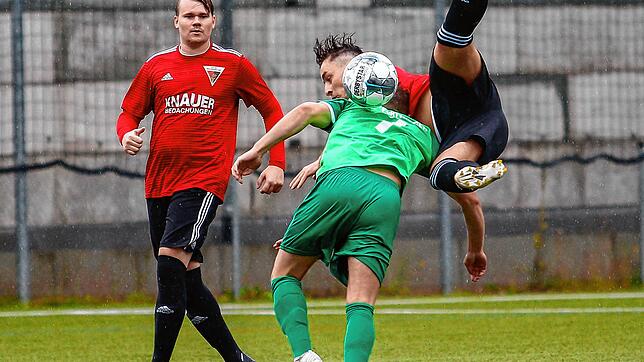 Tim Geiger (FC Furtwangen) und Michael Förtsch (FC Überlingen) kämpfen mit allen Mitteln um den Ball. Im Hintergrund Phillip Dietrich ...