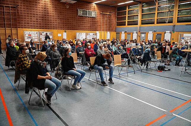 Zahlreiche Zuhörer in der Randenhalle in Tengen: Das Interesse an den Plänen für eine neue Wohnform im Tengener Sondergebiet Kalkgrube ...