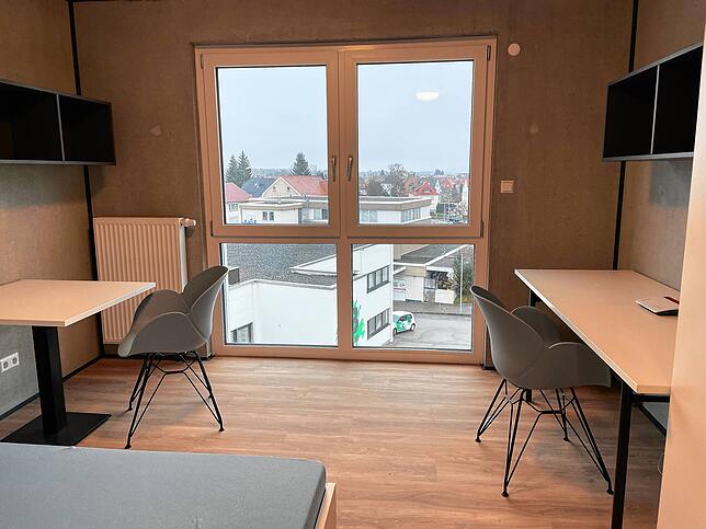 Große Fenster sorgen für helle Zimmer. Hier ist ein Standardapartment mit 21 Quadratmetern zu sehen.