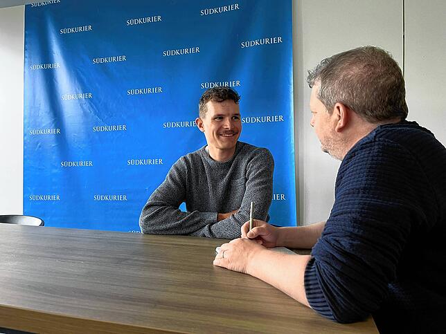 Jan Hugger vor wenigen Tagen bei seinem Redaktionsbesuch in Konstanz im Gespräch mit unserem Sportchef Dirk Salzmann.