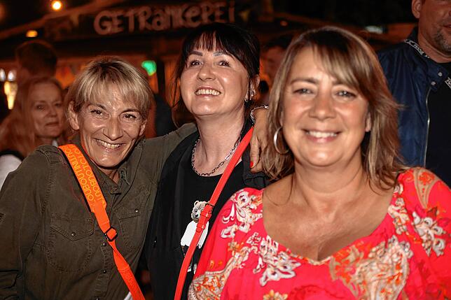 Bild 1: Die Gäste feiern beim Stadtgartenfest: Hier sind die Fotos vom ersten Abend