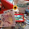 Auf dem Tisch sind Postkarten, ein Memory, Brettchen, Magnet, Schlüsselanhänger und Wanderkarte von Stockach sowie eine Tasche. ...