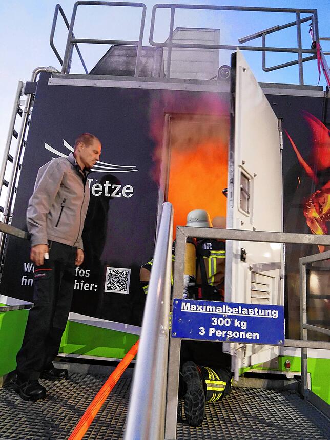 Meik Römer überwachte die außergewöhnliche Feuerwehrprobe.