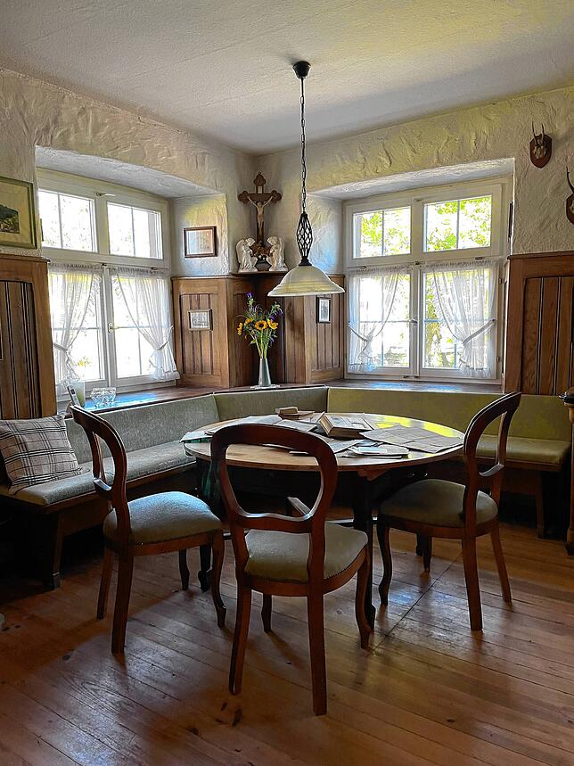 Im Haupthaus hat einen musealen Charakter. Hier erinnert noch vieles an die Vorbesitzer. Hier erfolgt eine behutsame Modernisierung, ...