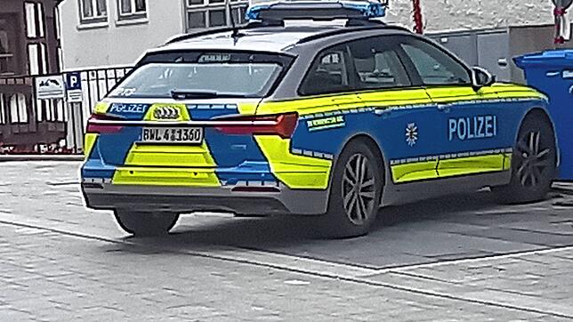 Die Polizei durchsucht am Mittwoch eine Wohnung am Kirchplatz in Pfullendorf.