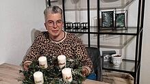 Doris Eichkorn von den Landfrauen Stockach-Engen mit einem selbstgemachten Adventskranz.