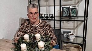 Doris Eichkorn von den Landfrauen Stockach-Engen mit einem selbstgemachten Adventskranz.