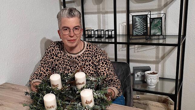 Doris Eichkorn von den Landfrauen Stockach-Engen mit einem selbstgemachten Adventskranz.