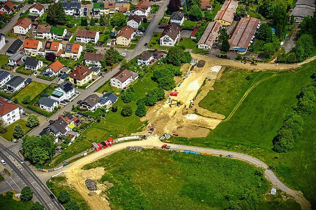 Auch im Neubaugebiet Kapellenäcker laufen die Arbeiten für die Erschließung auf Hochtouren. Unten am linken Bildrand ist die ...