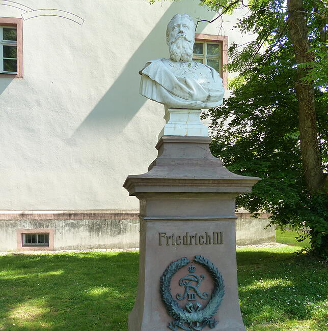 Das Denkmal für Friedrich III.: Es steht an der Klosterkaserne und erhält nach der Rekonstruktion des Klosterportals einen neuen Standort.