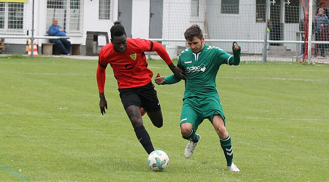 Laufduell: Paul Mendy (links) versucht, sich gegen seinen Gegenspieler von der Spvgg. Untermünstertal durchzusetzen.