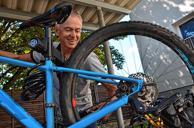 Hat seine helle Freude, wenn das frisch reparierte Rad wieder läuft: Velo-Schrauber Rauber Conzelmann.