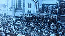 Scharen versammelten sich anno dazumal am Marktplatz vor der Kirche, um zu hören, was der Narrenrat, begleitet von der Stadtkapelle, ...