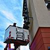 Mitarbeitern der Glockengießerei Perner aus Passau warten das Glockenspiel am Niedereschacher Rathaus.